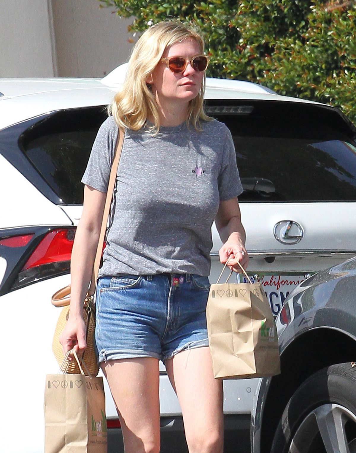 KIRSTEN DUNST Out and About in Los Angeles 10/13/2016 KIRSTEN DUNST Out and About in Los Angeles 10/13/2016