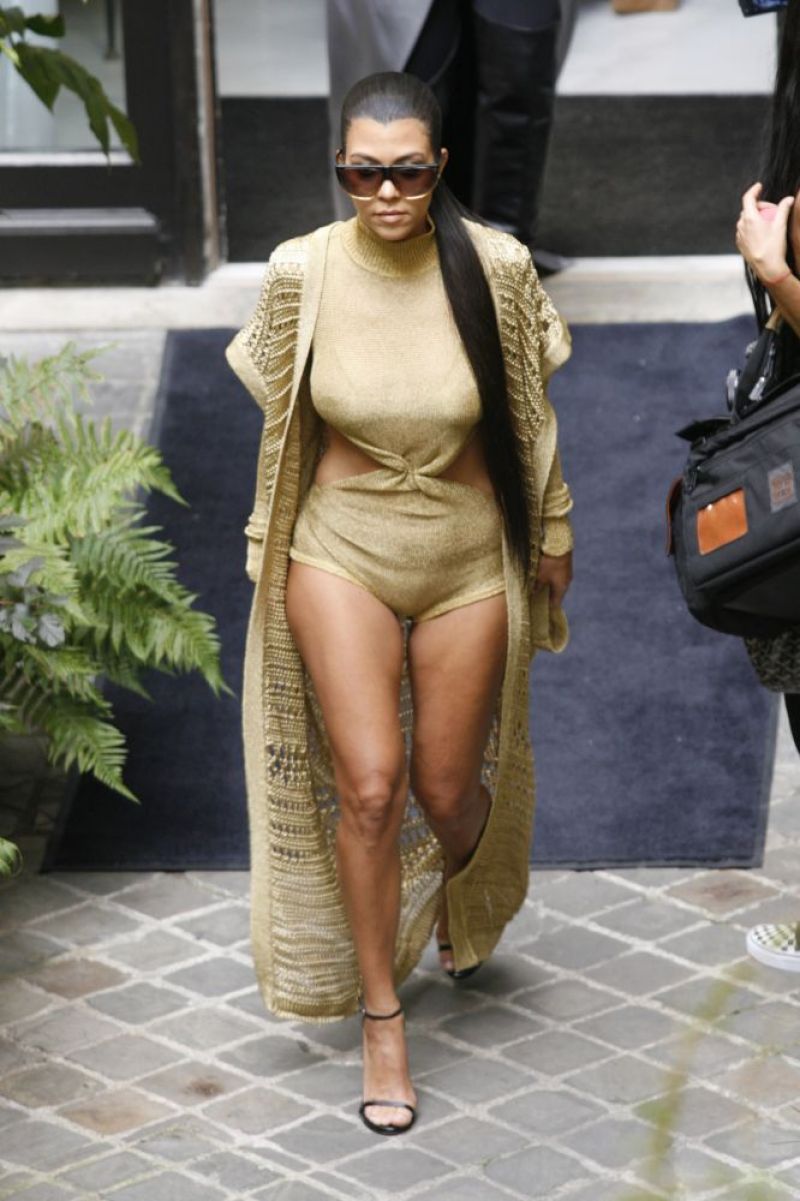 KOURTNEY KARDASHIAN Leaves Her Hotel in Paris 09/29/2016 KOURTNEY KARDASHIAN Leaves Her Hotel in Paris 09/29/2016
