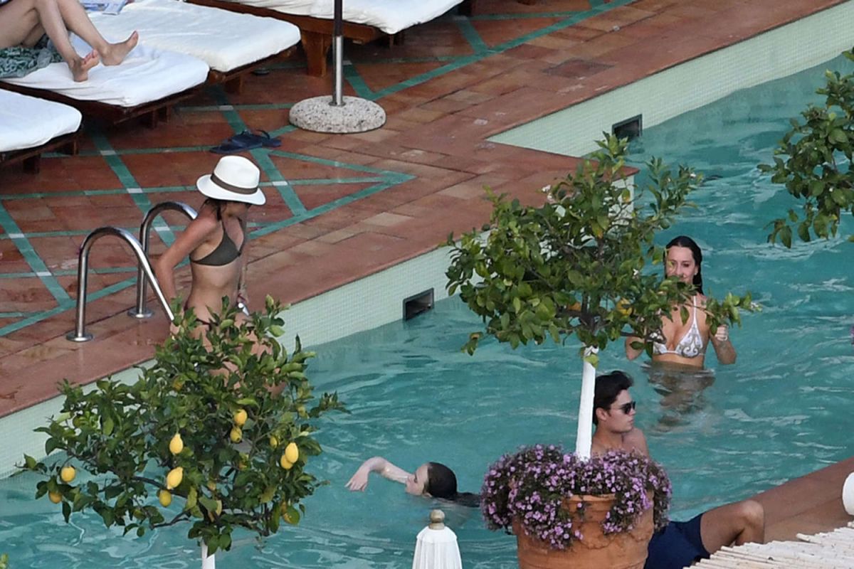 MEGHAN MARKLE in Bikini at a Pool in Positano 08/18/2016 – HawtCelebs