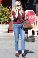 REESE WITHERSPOON Shopping at Country Mart in Brentwood 10/20/2016