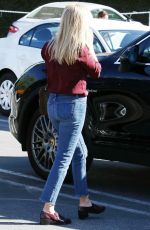 REESE WITHERSPOON Shopping at Country Mart in Brentwood 10/20/2016