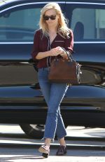 REESE WITHERSPOON Shopping at Country Mart in Brentwood 10/20/2016