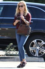 REESE WITHERSPOON Shopping at Country Mart in Brentwood 10/20/2016