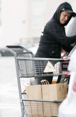 AMY POEHLER Shopping at Bristol Farms in Beverly Hills 11/26/2016