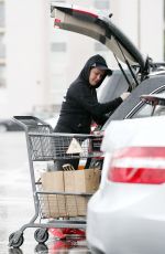 AMY POEHLER Shopping at Bristol Farms in Beverly Hills 11/26/2016
