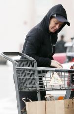 AMY POEHLER Shopping at Bristol Farms in Beverly Hills 11/26/2016