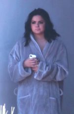 ARIEL WINTER Taking a Selfie in Her Bathrobe 14/11/2016