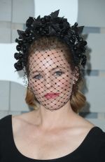 ELIZABETH BANKS at 2016 Breeders Cup in Arcadia 11/05/2016