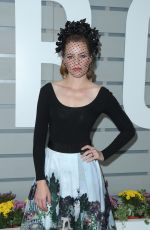 ELIZABETH BANKS at 2016 Breeders Cup in Arcadia 11/05/2016