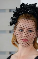 ELIZABETH BANKS at 2016 Breeders Cup in Arcadia 11/05/2016