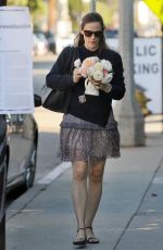 JENNIFER GARNER Bringing Flowers to Rose Restaurant in Venice Beach 11/11/2016