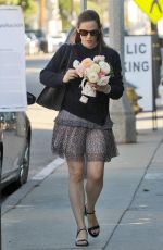 JENNIFER GARNER Bringing Flowers to Rose Restaurant in Venice Beach 11/11/2016
