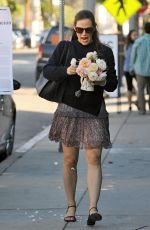 JENNIFER GARNER Bringing Flowers to Rose Restaurant in Venice Beach 11/11/2016