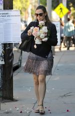 JENNIFER GARNER Bringing Flowers to Rose Restaurant in Venice Beach 11/11/2016