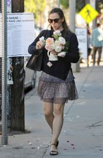 JENNIFER GARNER Bringing Flowers to Rose Restaurant in Venice Beach 11/11/2016