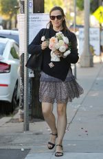 JENNIFER GARNER Bringing Flowers to Rose Restaurant in Venice Beach 11/11/2016