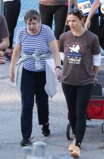 JENNIFER GARNER Cheer on Runners in Thanksgiving Day Turkey Trot in Pacific Palisades 11/24/2016