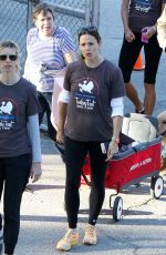 JENNIFER GARNER Cheer on Runners in Thanksgiving Day Turkey Trot in Pacific Palisades 11/24/2016