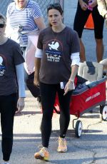JENNIFER GARNER Cheer on Runners in Thanksgiving Day Turkey Trot in Pacific Palisades 11/24/2016