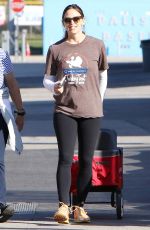 JENNIFER GARNER Cheer on Runners in Thanksgiving Day Turkey Trot in Pacific Palisades 11/24/2016