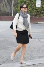 JENNIFER GARNER Leaves a Church in Los Angeles 11/20/2016