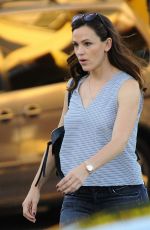 JENNIFER GARNER Out and About in Brentwood 11/10/2016
