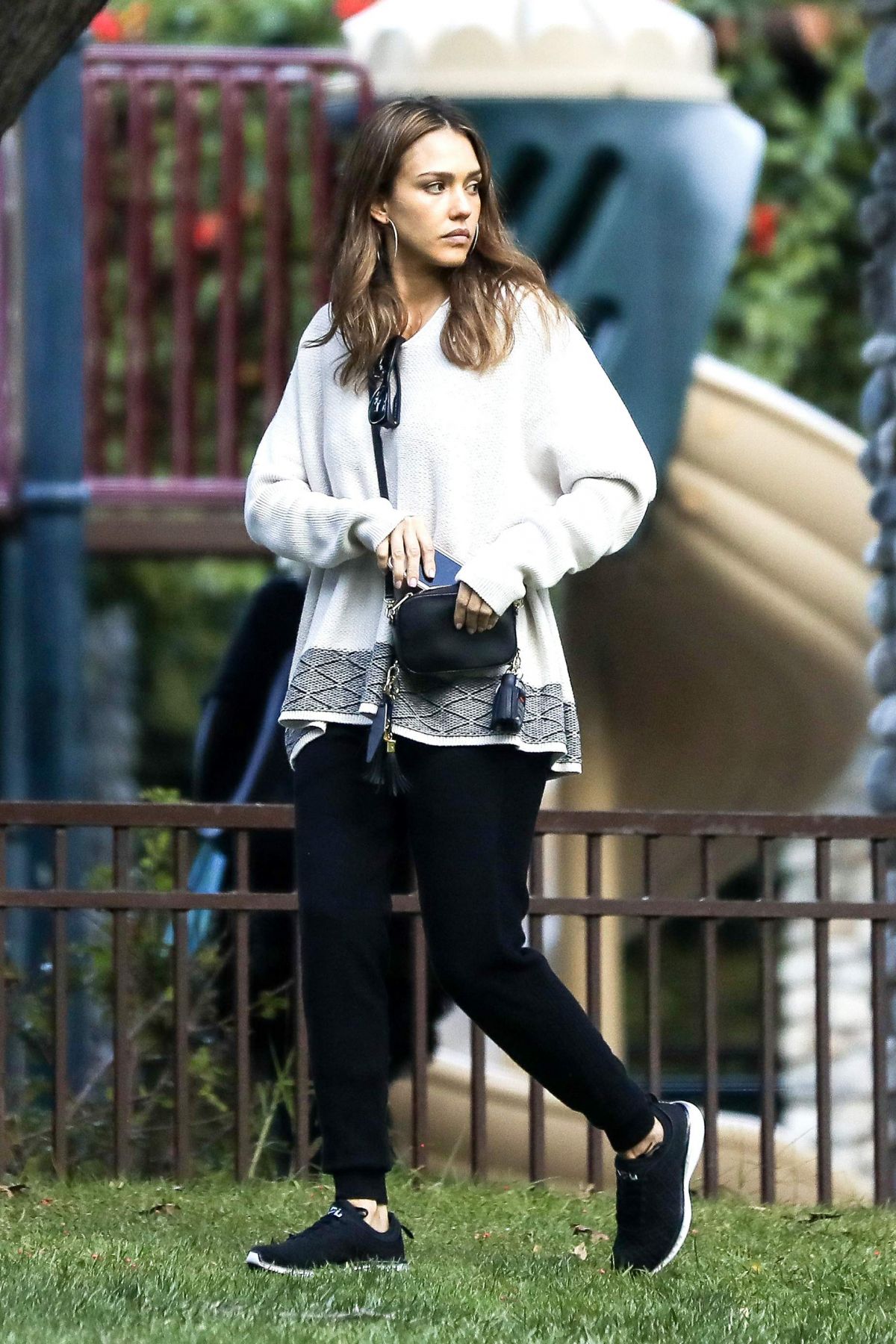 JESSICA ALBA at Coldwater Park in Beverly Hills 11/25/2016 JESSICA ALBA at Coldwater Park in Beverly Hills 11/25/2016