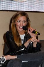 KATIE CASSIDY at Rhode Island Comic-con 11/12/2016