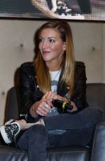KATIE CASSIDY at Rhode Island Comic-con 11/12/2016