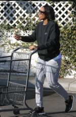 KELLY ROWLAND Shopping at Bristol Farms in Los Angeles 11/25/2016