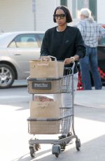 KELLY ROWLAND Shopping at Bristol Farms in Los Angeles 11/25/2016