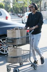 KELLY ROWLAND Shopping at Bristol Farms in Los Angeles 11/25/2016