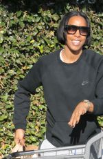 KELLY ROWLAND Shopping at Bristol Farms in Los Angeles 11/25/2016