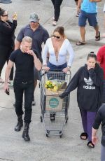 MARIAH CAREY Shopping at Whole Foods in Hawaii 11/24/2016