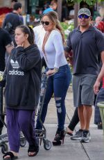 MARIAH CAREY Shopping at Whole Foods in Hawaii 11/24/2016