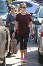 REESE WITHERSPOON Shopping at Bristol Farms in Santa Monica 11/24/2016