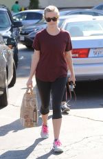 REESE WITHERSPOON Shopping at Bristol Farms in Santa Monica 11/24/2016