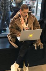 ROSE MCGOWAN Does Work at Apple Store in Manhattan 11/22/2016