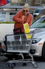 BUSY PHILIPPS Shopping for Grocery in West Hollywood 12/22/2016