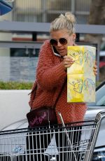 BUSY PHILIPPS Shopping for Grocery in West Hollywood 12/22/2016