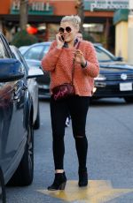 BUSY PHILIPPS Shopping for Grocery in West Hollywood 12/22/2016