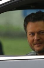 CHELSEA HANDLER and Blake Shelton on the Set of 