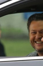 CHELSEA HANDLER and Blake Shelton on the Set of 