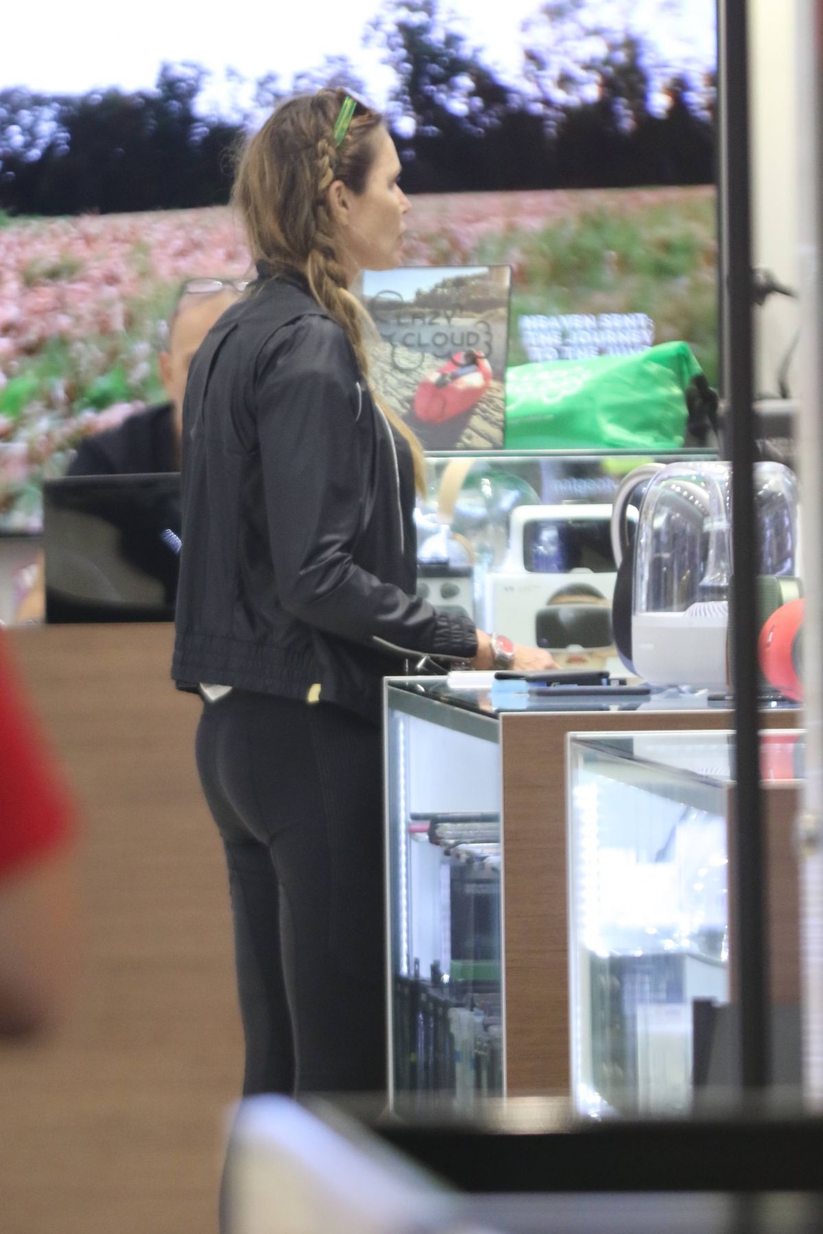 ELLE MACPHERSON Out Shopping in Miami 12/21/2016 ELLE MACPHERSON Out Shopping in Miami 12/21/2016