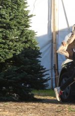 ELSA PATAKY Shopping Christmas Tree in Malibu 12/08/2016