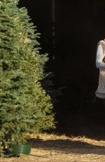 ELSA PATAKY Shopping Christmas Tree in Malibu 12/08/2016