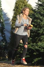ELSA PATAKY Shopping Christmas Tree in Malibu 12/08/2016