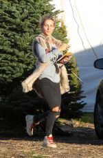 ELSA PATAKY Shopping Christmas Tree in Malibu 12/08/2016