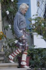 GWEN STEFANI Out on Christmas Eve in Los Angeles 12/24/2016