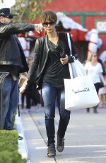HALLE BERRY Shopping at Splendid in Beverly Hills 12/04/2016